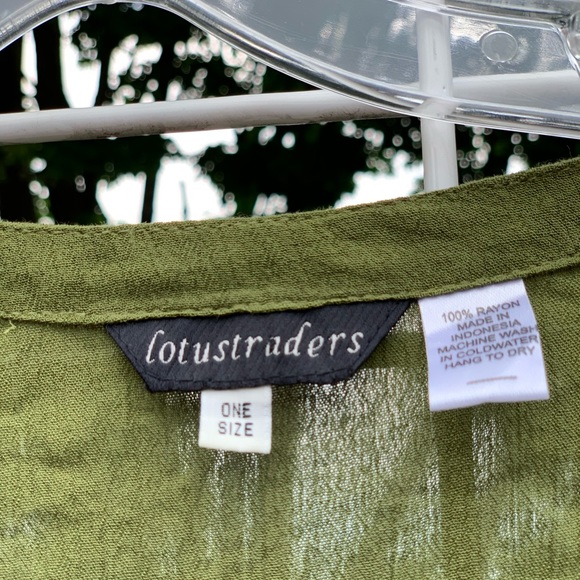 Woman’s green scoop neck tee - Picture 4 of 4